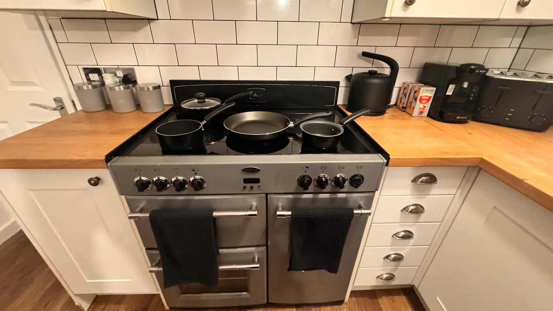Spacious Norfolk Park Haven, Wifi, Parking, Garden, 6-Bdr, Sleeps12, Family Apartment Sheffield