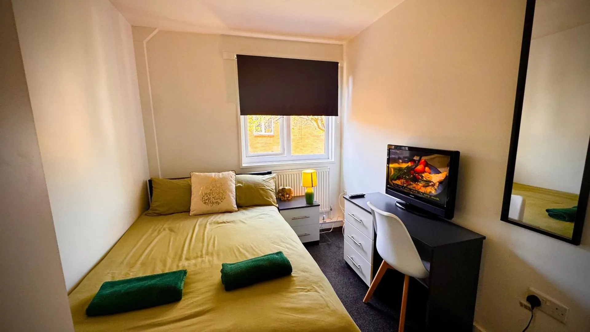Spacious Norfolk Park Haven, Wifi, Parking, Garden, 6-Bdr, Sleeps12, Family