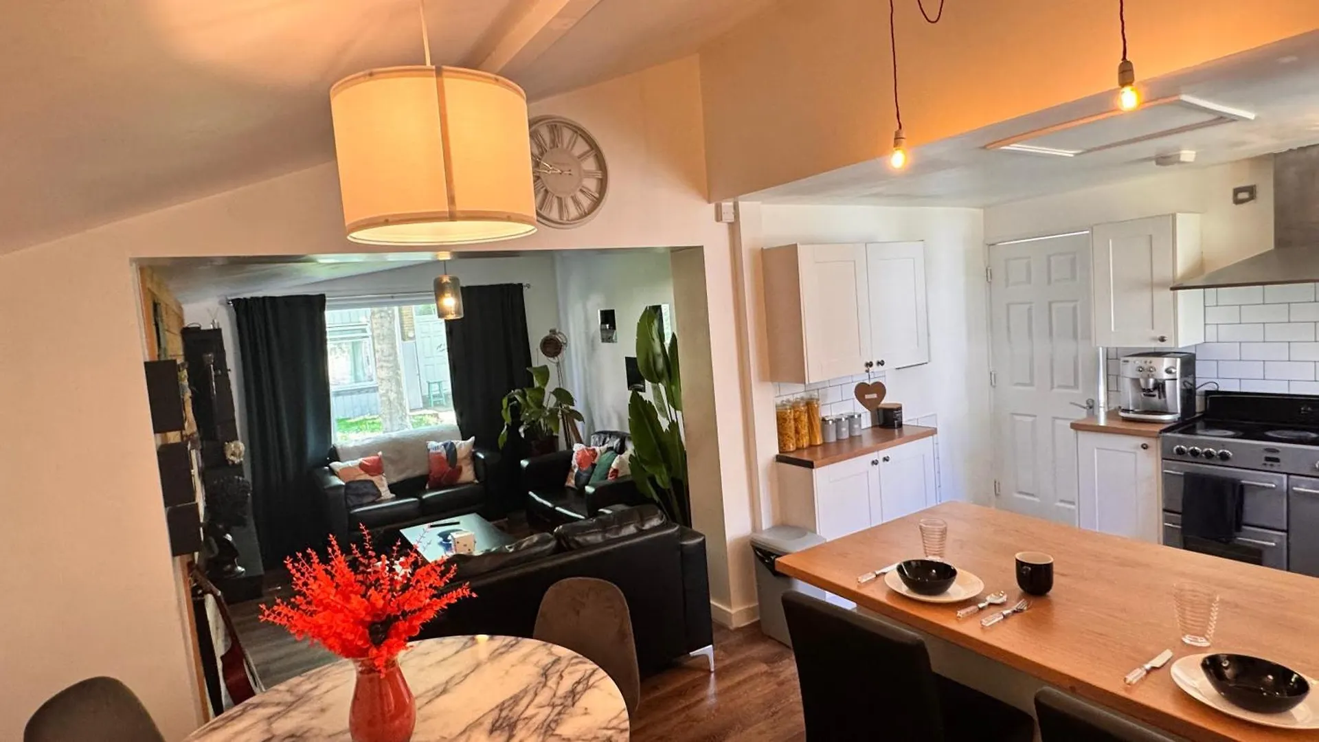 Apartment Spacious Norfolk Park Haven, Wifi, Parking, Garden, 6-Bdr, Sleeps12, Family