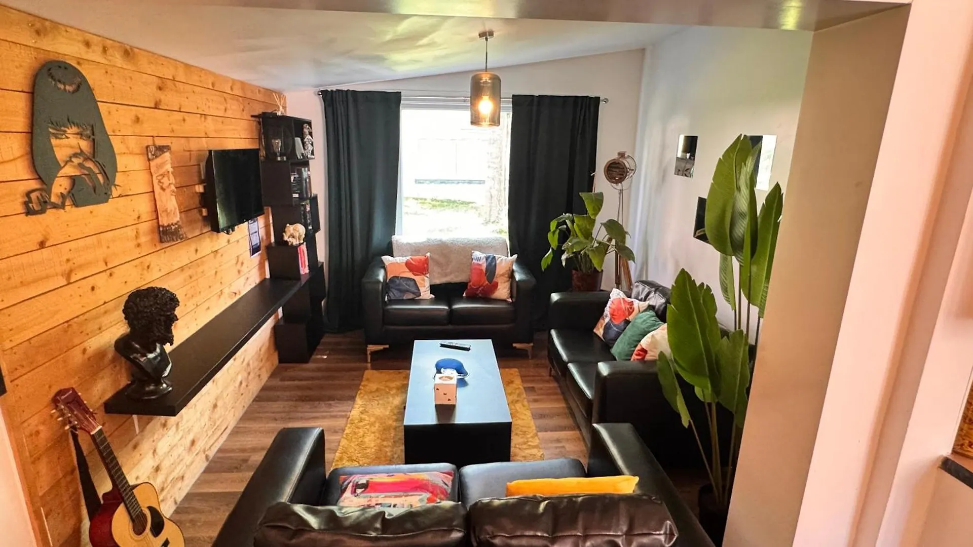 Apartment Spacious Norfolk Park Haven, Wifi, Parking, Garden, 6-Bdr, Sleeps12, Family